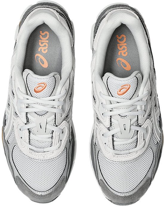 Bovenkant van grijze ASICS sneakers met veters en oranje ASICS logo op de tong.