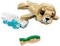 Phoque LEGO avec glace et poisson, fond blanc.