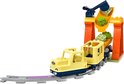 Gele LEGO Duplo trein met wagon, een oranje kraan die blokjes laadt.