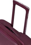Uitschuifbaar handvat van een bordeauxrode koffer met American Tourister logo.