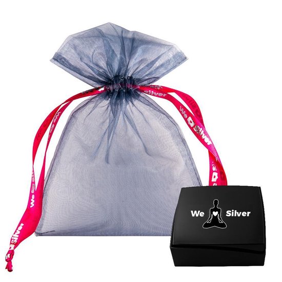 Boîte cadeau noire et un sac en organza gris transparent avec des rubans rouges de WeLoveSilver.
