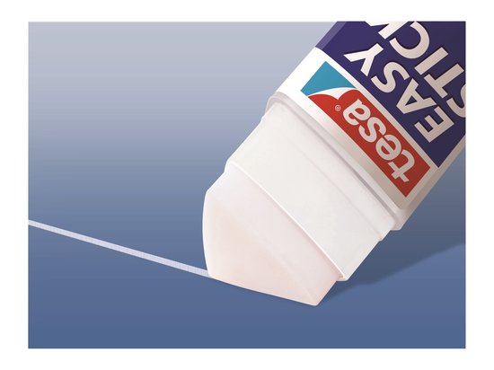 Bâton de colle Tesa Easy Stick avec capuchon bleu et base rouge, appliquant de la colle sur fond bleu.