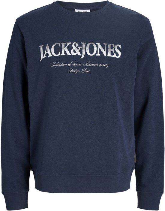 Donkerblauwe sweater met zilverkleurige 'JACK&JONES Definition of denim Nineteen ninety Design Dept.' opdruk.
