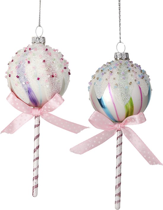 Twee lollykersthangers van glas, versierd met witte parels en glitter, met gestreepte stokken en roze strikken.