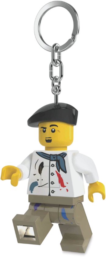 Lego-kunstenaarssleutelhanger met baret, wit schildershemd met verfvlekken en beige broek, staand.