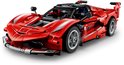 De rode LEGO Technic Ferrari FXX K raceauto op een witte achtergrond.