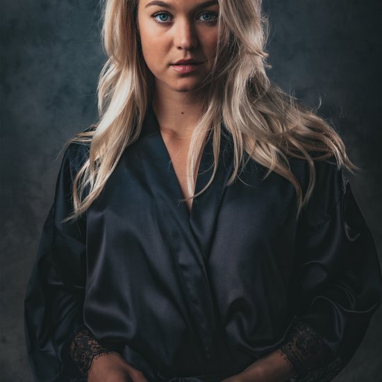 Kimono Deep Black van heerlijk satijn - dames badjas - lang met kant - kleur zwart - Luxe cadeau vrouw - One size fits all