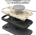 Exploded view van een smartphone met hoesje. Het hoesje heeft een beige print van schelpen. De MagSafe-oplader is boven het hoesje geplaatst.