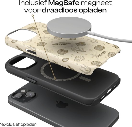 Exploded view van een smartphone met hoesje. Het hoesje heeft een beige print van schelpen. De MagSafe-oplader is boven het hoesje geplaatst.
