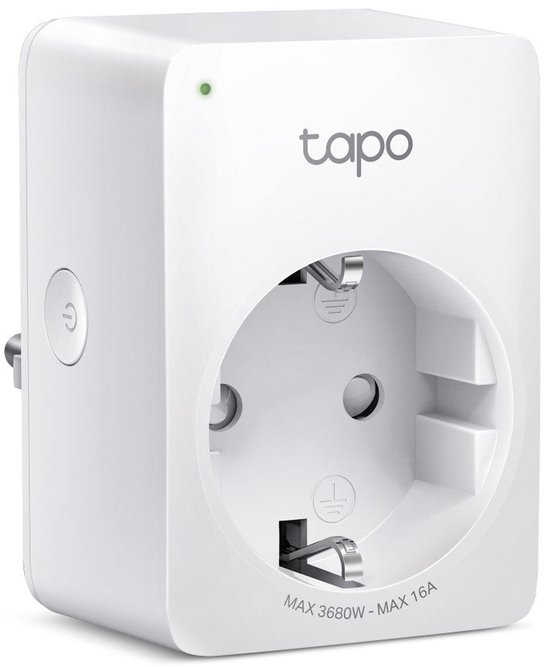 Witte Tapo slimme stekker met een groen LED-lampje en een aan/uit-knop. De stekker heeft een stopcontact en een stekker.