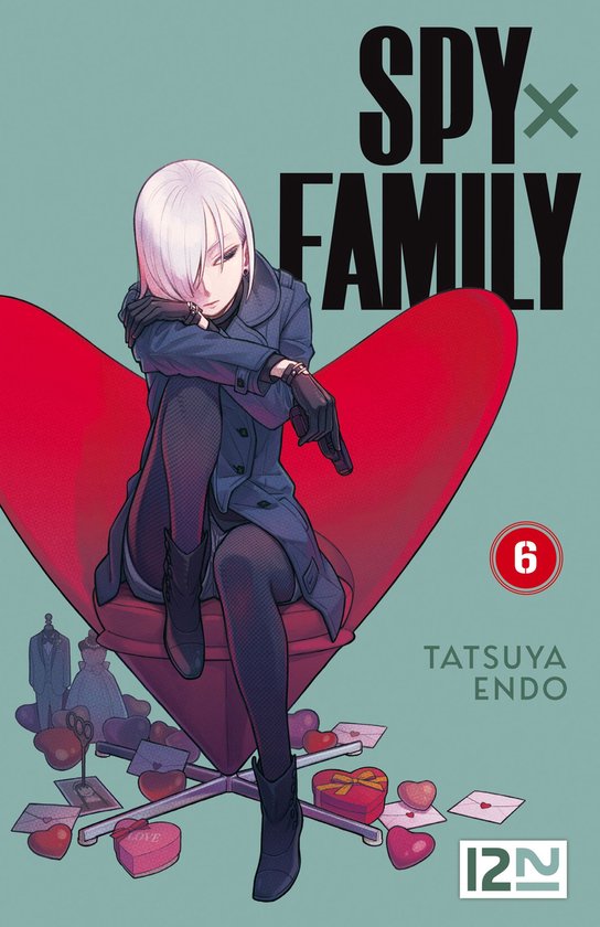 Couverture de Spy x Family 6 avec Yor Forger, assise dans un fauteuil rouge, avec des vêtements et des cœurs au premier plan.