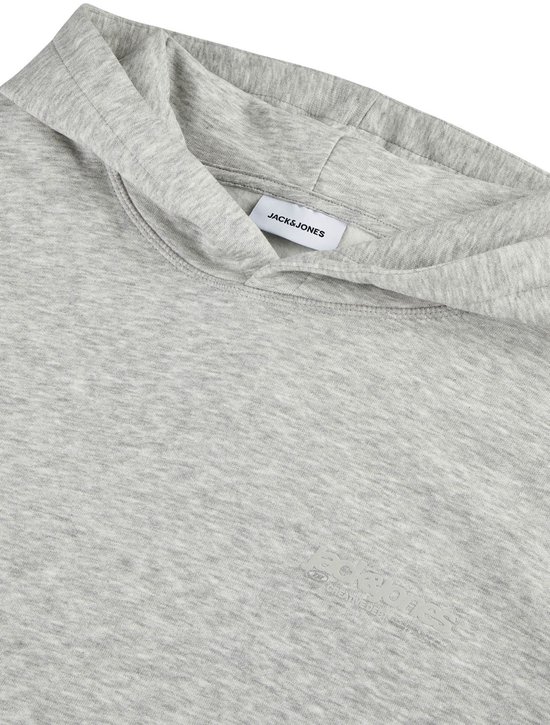 Close-up van grijze hoodie met Jack & Jones label en subtiele print op de borst.