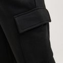 Detail van cargozak op zwarte broek.