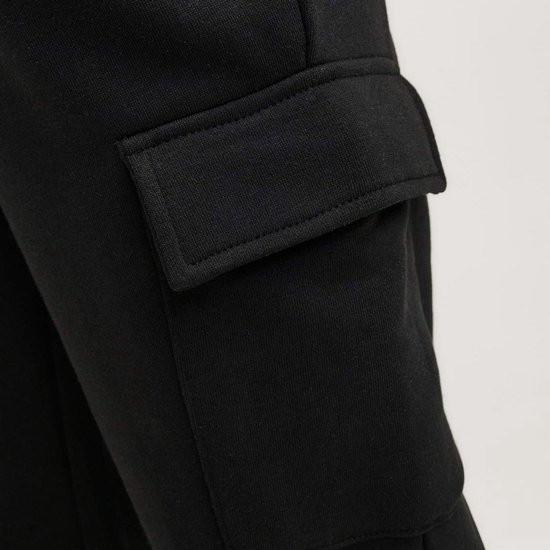 Detail van cargozak op zwarte broek.