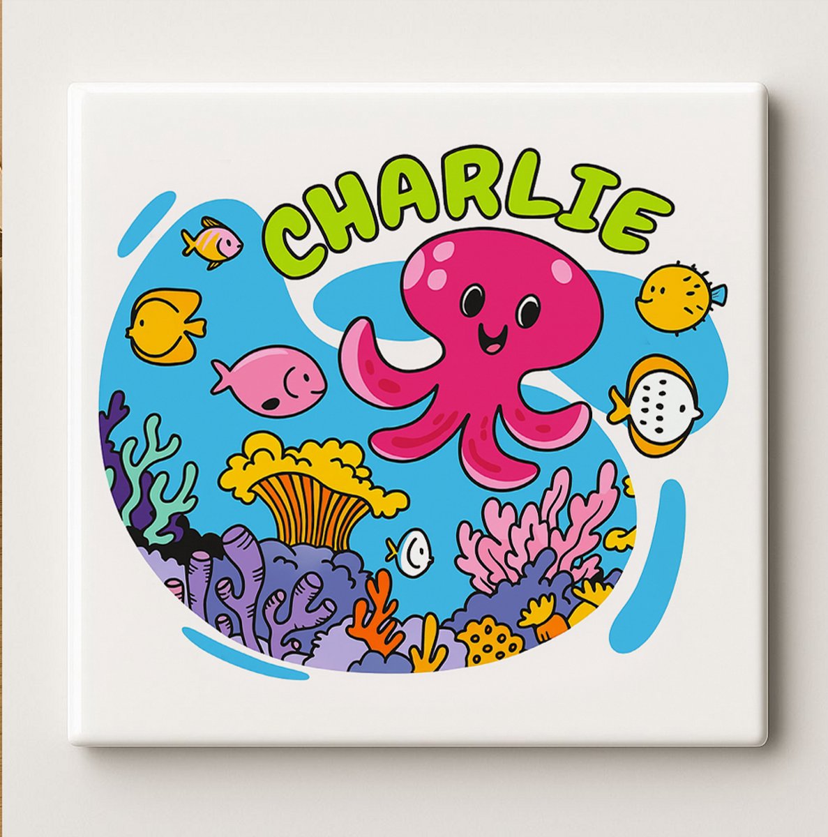 Gepersonaliseerde Oceaan Thema Tegel 15x15cm – Schattig Octopus en Vissen Ontwerp met Naam “Charlie”, Leuke Aangepaste Keramische Wandtegel voor Kinderkamer of Babykamer