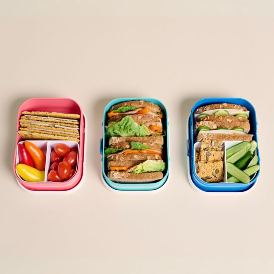 Trois boîtes à lunch Mepal remplies : crackers, légumes et sandwichs.