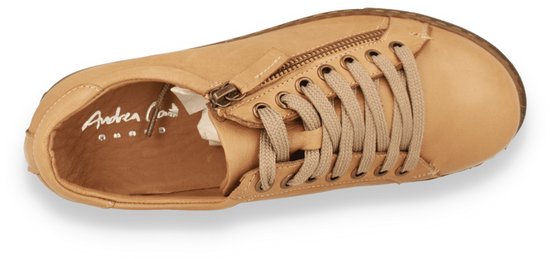 Bovenaanzicht van een beige leren sneaker met veters en rits. Merklogo 'Andrea Conti' zichtbaar.