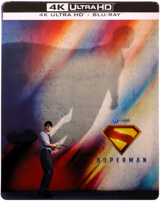 4K Ultra HD Blu-Ray steelbook met Superman logo en Clark Kent die een schaduw werpt. Kleurrijke achtergrond.