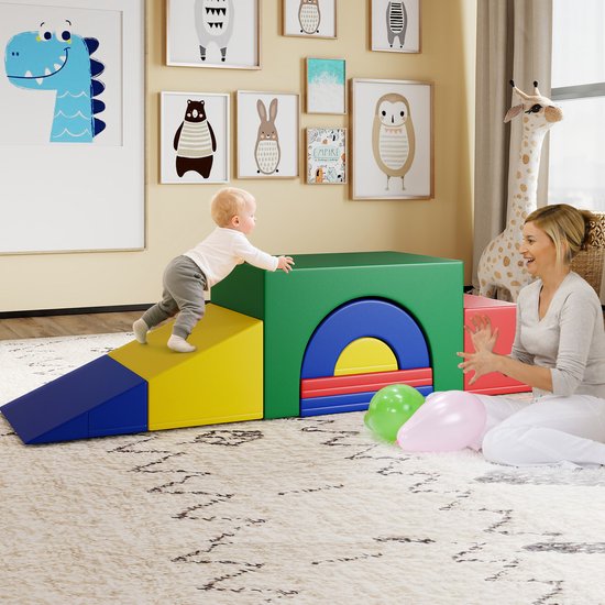 Een baby klimt op een groene en gele schuimhelling, terwijl een vrouw met een jong kind speelt in een kinderkamer.