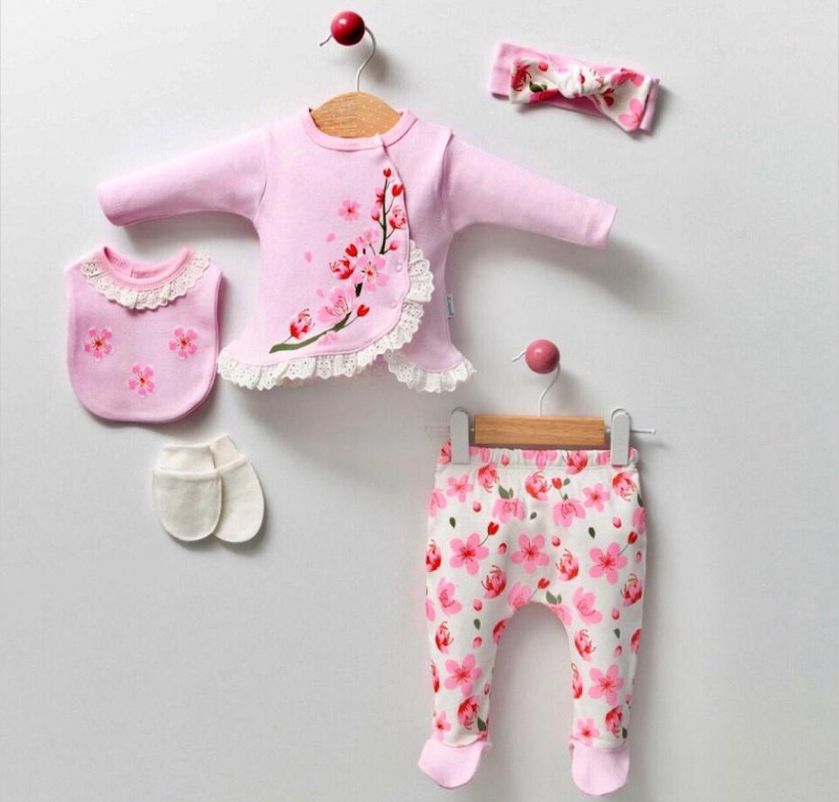 Goedkoopste luxe kraamcadeau-geschenkset- newborn - 5 delige babyset - baby pyjama meisje- babyshower -roze kleur-bloemetjes motief-gevoelige huid-anti-allergie- 100 katoen-100 naturel-nikkelvrij-0 tem 3 maanden- maat 56cm/62cm