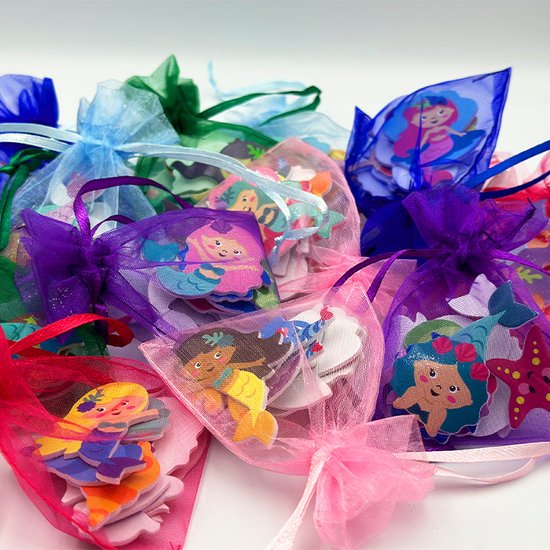 Organza zakjes met foam zeemeermin stickers in rood, groen, paars, lichtblauw, blauw en roze.