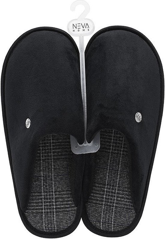 Zwarte pantoffels, aan elkaar gehangen met een haak. Ruitpatroon aan de binnenkant.