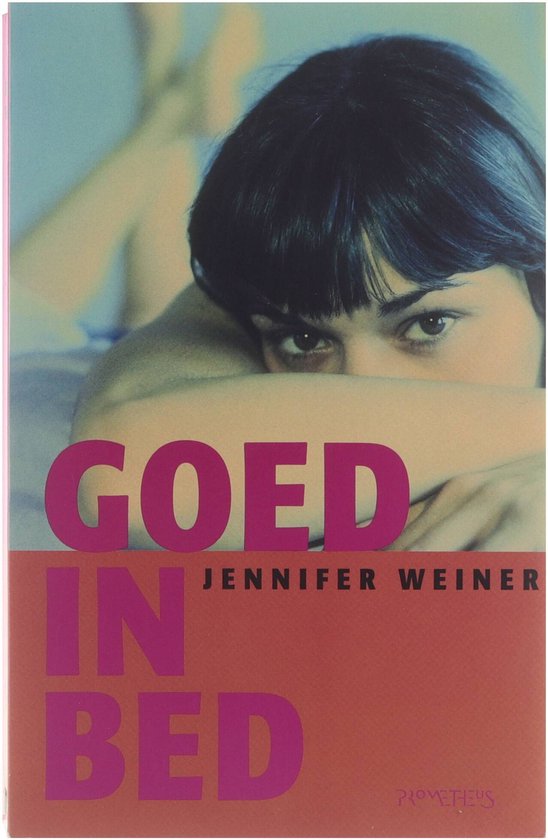Boek 'Goed In Bed' met tekst op de voorkant. Een jonge vrouw met kort zwart haar ligt op haar buik.
