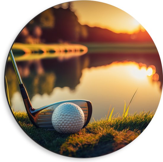 Dibond Muurcirkel - Golf - Golfbal - Golfclub - Zonsondergang - Gras - Water - 40x40 cm Foto op Aluminium Muurcirkel (met ophangsysteem)