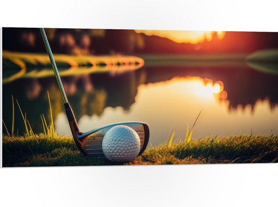 PVC Schuimplaat- Golf - Golfbal - Golfclub - Zonsondergang - Gras - Water - 100x50 cm Foto op PVC Schuimplaat