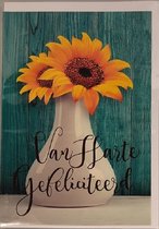 Van harte gefeliciteerd! Een mooie kaart met een afbeelding van twee zonnebloemen in een vaas. Een leuke kaart om zo te geven of om bij een cadeau te voegen. Een dubbele wenskaart inclusief envelop en in folie verpakt.