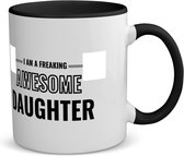 Akyol - i am a freaking awesome daughter koffiemok - theemok - zwart - Dochter - de meest geweldigste dochter - verjaardagscadeau - verjaardag - cadeau - cadeautje voor dochter - dochter artikelen - kado - geschenk - gift - 350 ML inhoud