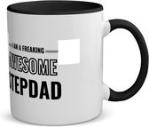 Akyol - i am a freaking awesome stepdad koffiemok - theemok - zwart - Papa - de meest geweldigste stiefvader - vader cadeautjes - vaderdag - verjaardagscadeau - verjaardag - cadeau - geschenk - kado - gift - vader artikelen - 350 ML inhoud