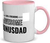 Akyol - i am a freaking awesome bonusdad koffiemok - theemok - roze - Papa - de meest geweldigste bonusvader - vader cadeautjes - vaderdag - verjaardagscadeau - verjaardag - cadeau - geschenk - kado - gift - vader artikelen - 350 ML inhoud