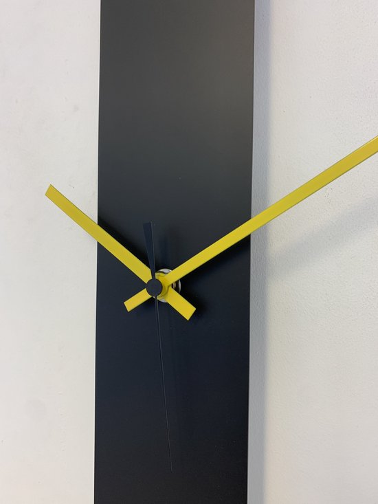 Kreative Feder Design-wandklok 'Black & Gold Waves' in een