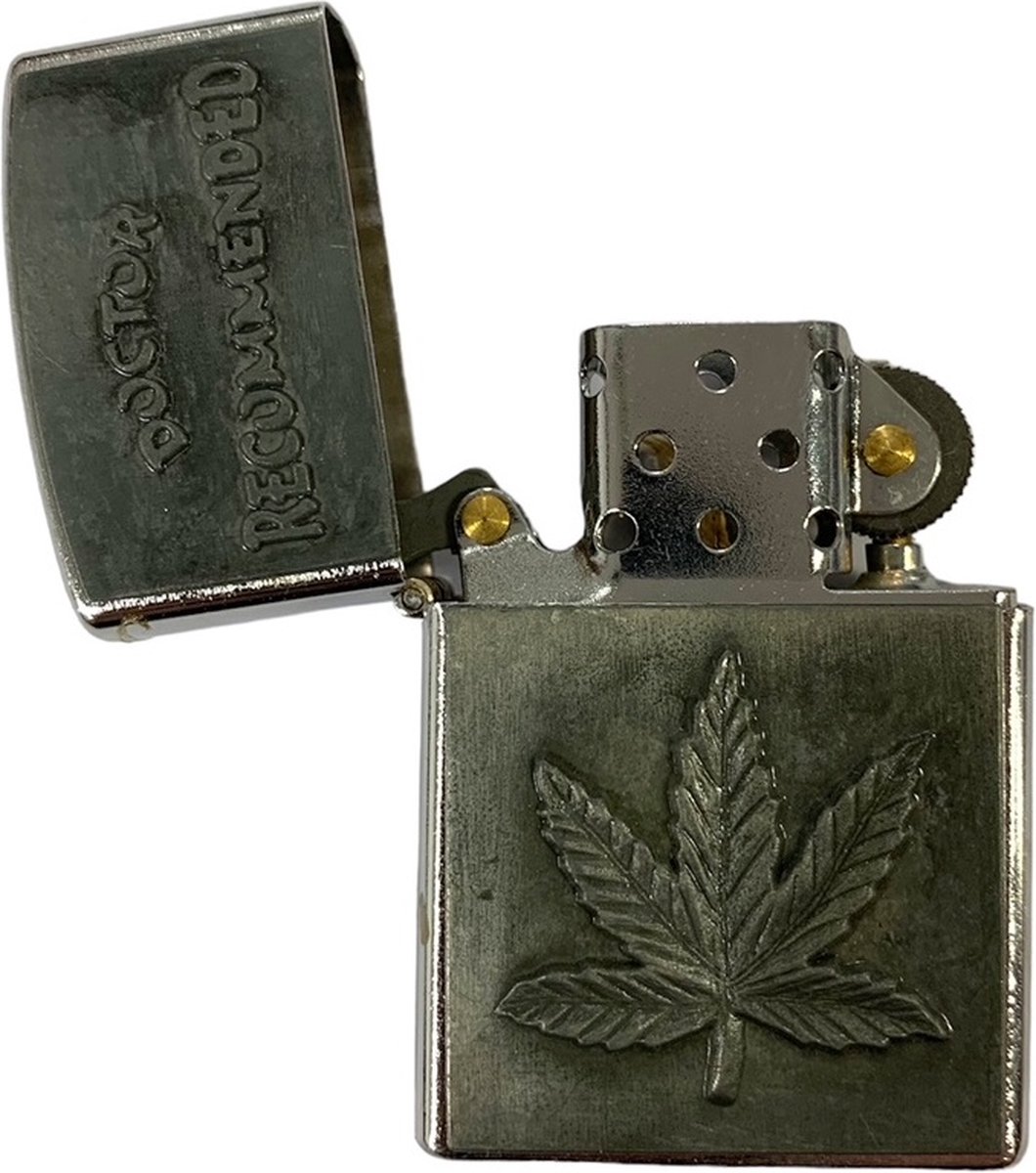 Goedkoopste Benzine Aansteker met vuursteen Cannabis / Wietblad uitvoering 'Doctor Recommended'