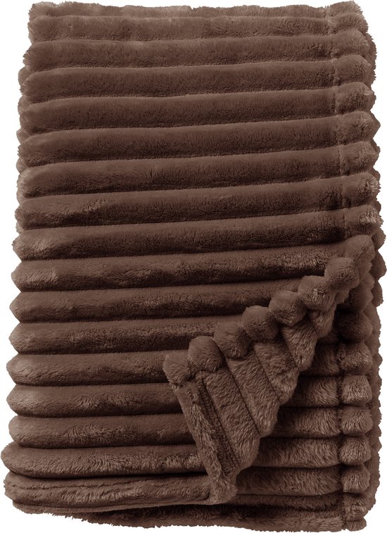 Donkerbruin geribd plaid, opgevouwen, met een subtiele opening die de zachte textuur onthult.