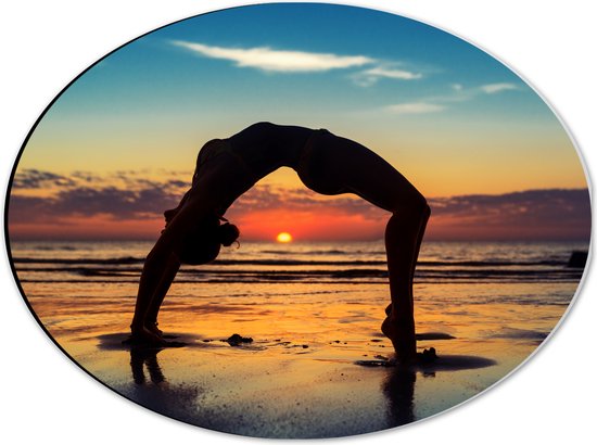 Dibond Ovaal - Vrouw in Yoga Positie op het Strand bij Ondergaande Zon - 40x30 cm Foto op Ovaal (Met Ophangsysteem)
