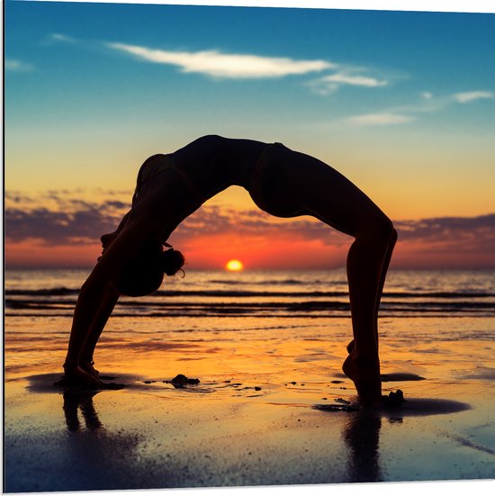 Dibond - Vrouw in Yoga Positie op het Strand bij Ondergaande Zon - 80x80 cm Foto op Aluminium (Wanddecoratie van metaal)