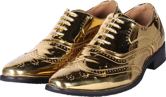Gouden, glanzende brogues met perforaties en witte veters. Zwarte zool.
