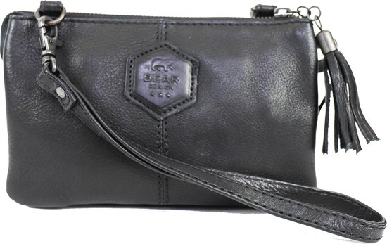 Zwarte leren clutch met polsbandje, zeshoekig label en franjes.