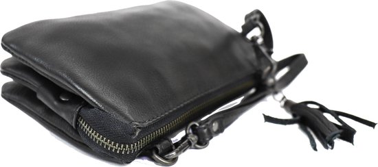 Gesloten zwarte leren clutch, schuin van voren gezien