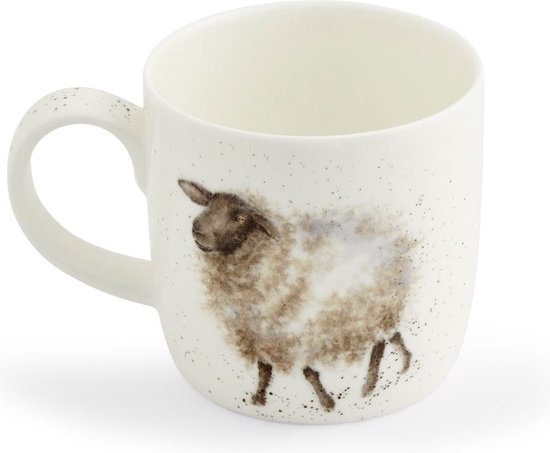 Wit porseleinen mok met schilderij van een schaap met bruine kop en wollig, gevlekt lichaam.