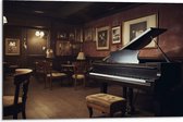 Dibond - Cafe - Tafels - Stoelen - Hout - Piano - Muziek - 75x50 cm Foto op Aluminium (Wanddecoratie van metaal)