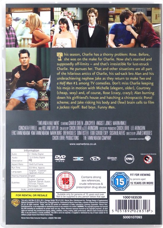 Achterkant van de DVD-hoes van Two and a Half Men Seizoen 8 met hoofdrolspelers, inclusief tekst en leeftijdsclassificatie.