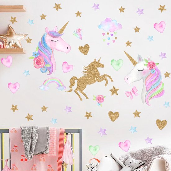 Stickers muraux avec deux têtes de licorne, licorne pailletée, arc-en-ciel, nuages, cœurs et étoiles sur un mur.