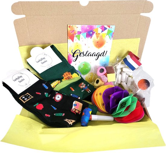 Cadeau box – School - Leraar – Opleiding - Gefeliciteerd - Verrassings Pakket – Verjaardag - Gift box - Grappig - Cadeau voor vrouw man – Kado – Sokken - Verjaardags cadeau – Jarig -Geschenkdoos –LuckyDay Socks - Maat 36-40 ( 2 paar )