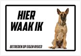 Waakbord/ bord | "Hier waak ik" | Mechelse Herder | 30 x 20 cm | Dikte: 1 mm | Mechelaar | Gevaarlijke hond | Waakhond | Hond | Betreden op eigen risico | Polystyreen | Rechthoek | Witte achtergrond | 1 stuk