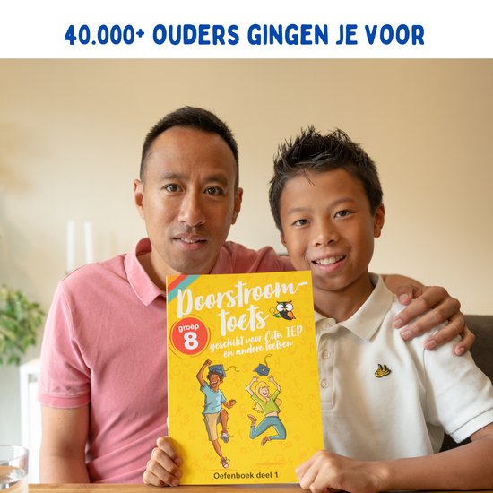 Man en jongen houden samen het 'Doorstroomtoets groep 8' oefenboek vast, met 40.000+ ouders gingen je voor.