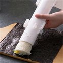 Witte sushi-maker die rijst op een stuk zeewier drukt, met stukjes groente zichtbaar aan de onderkant.