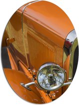 Dibond Ovaal - Spiegels van Gele Oude Auto - 60x80 cm Foto op Ovaal (Met Ophangsysteem)